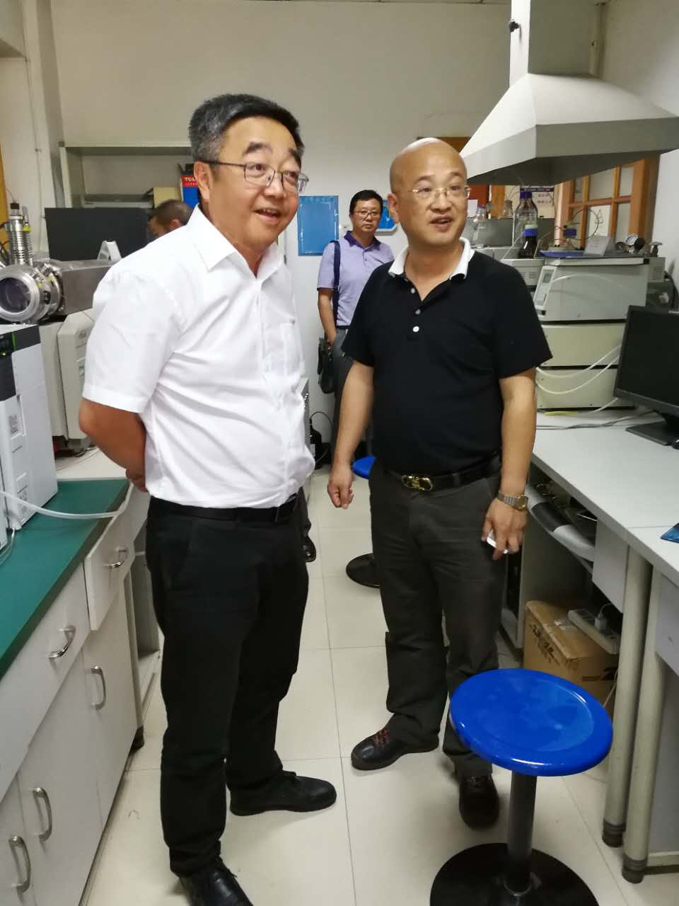 袁主任查看实验室.jpg