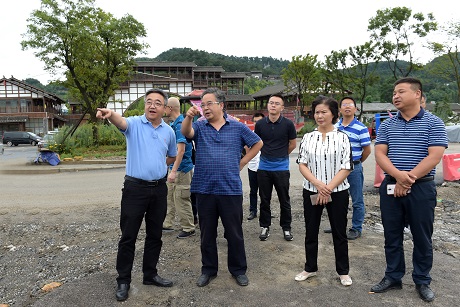 8.7省农委袁家榆主任到息烽县开展省委十二届三次全会宣讲及农业产业结构调整调研     廖迅  摄 (5).JPG