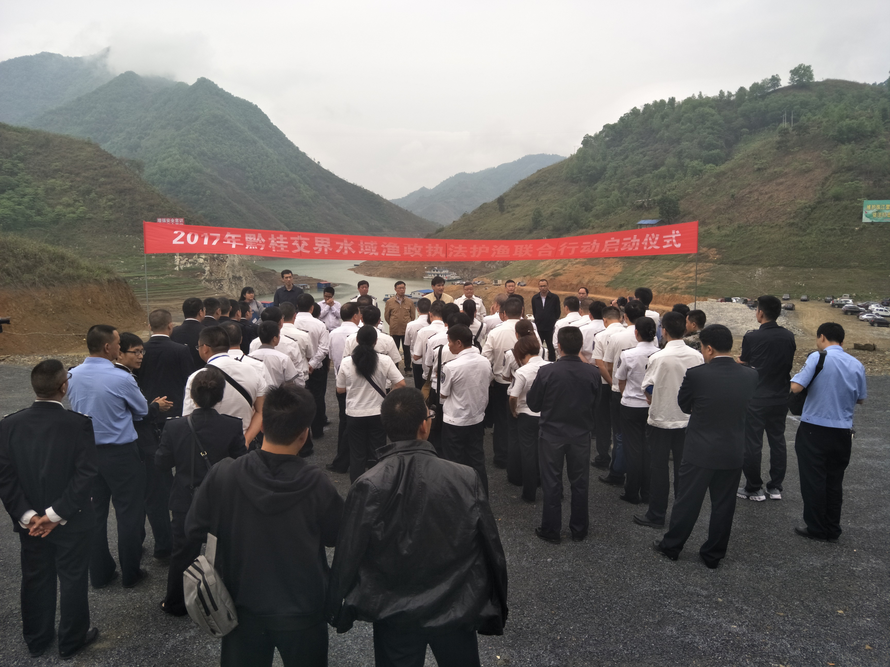 2017黔桂联合执法1.jpg