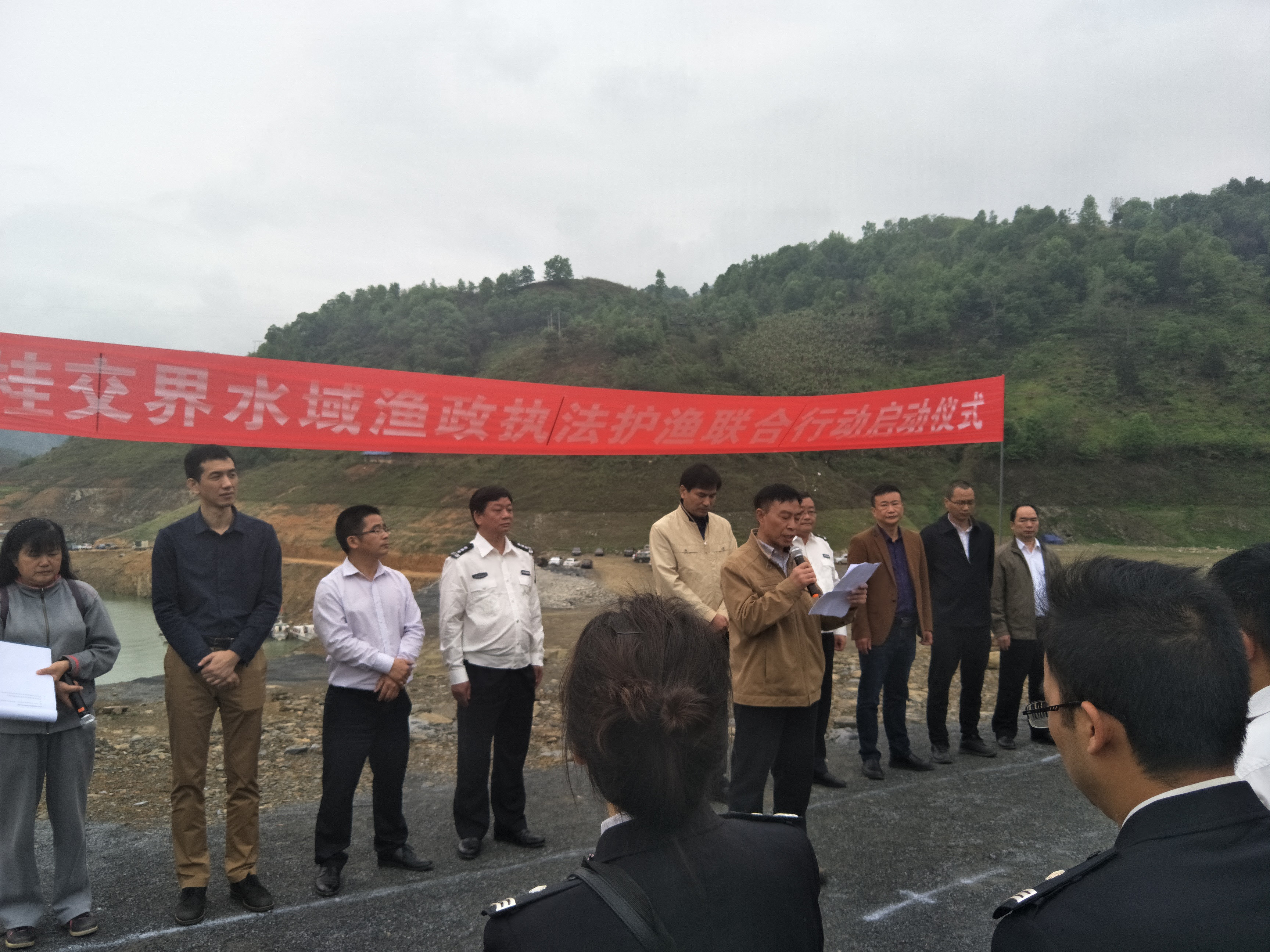 2017黔桂联合执法2.jpg