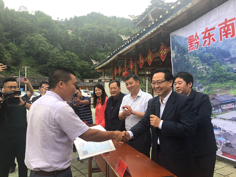 0603_3_颁证.jpg