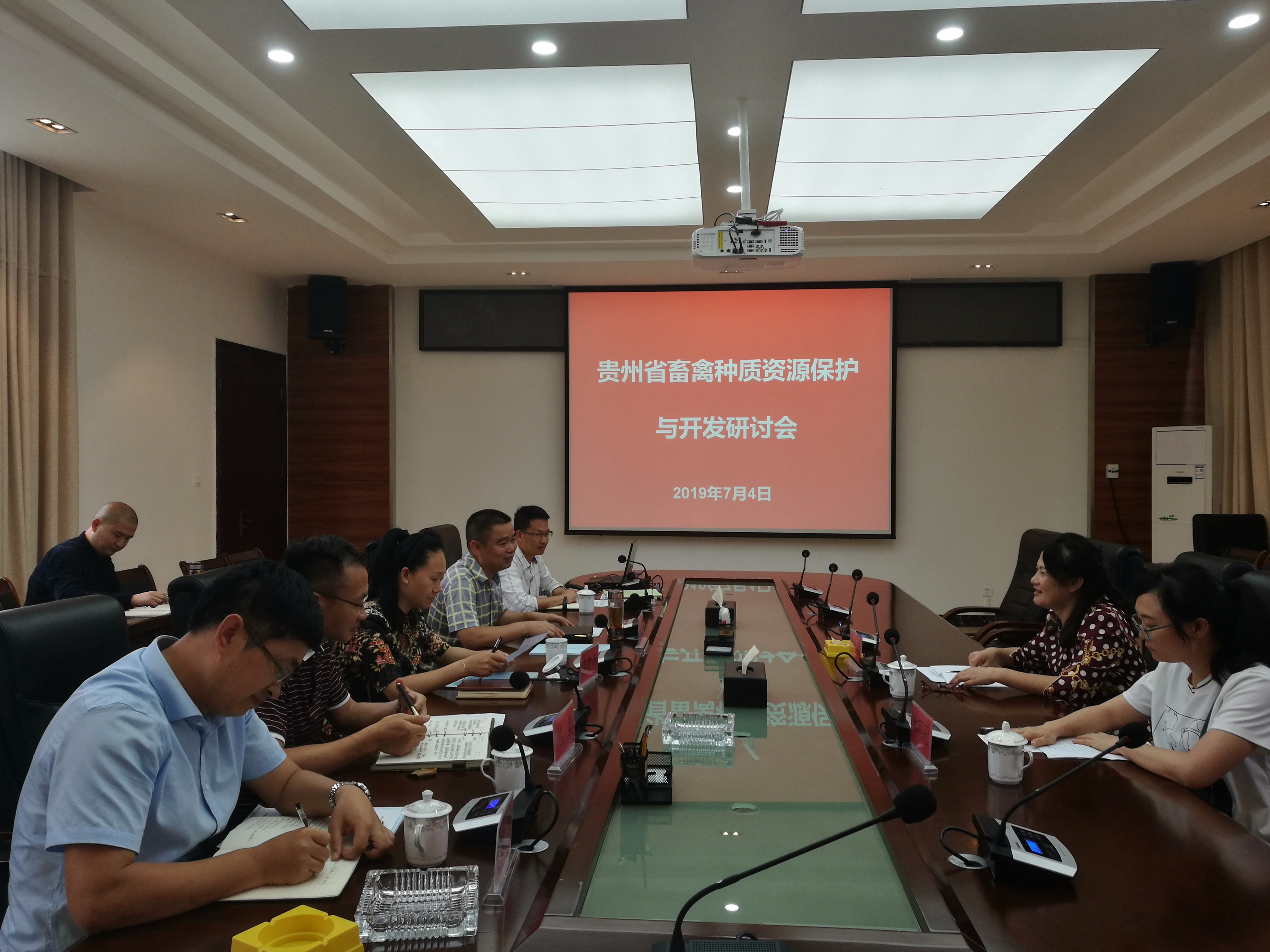 座谈会.jpg