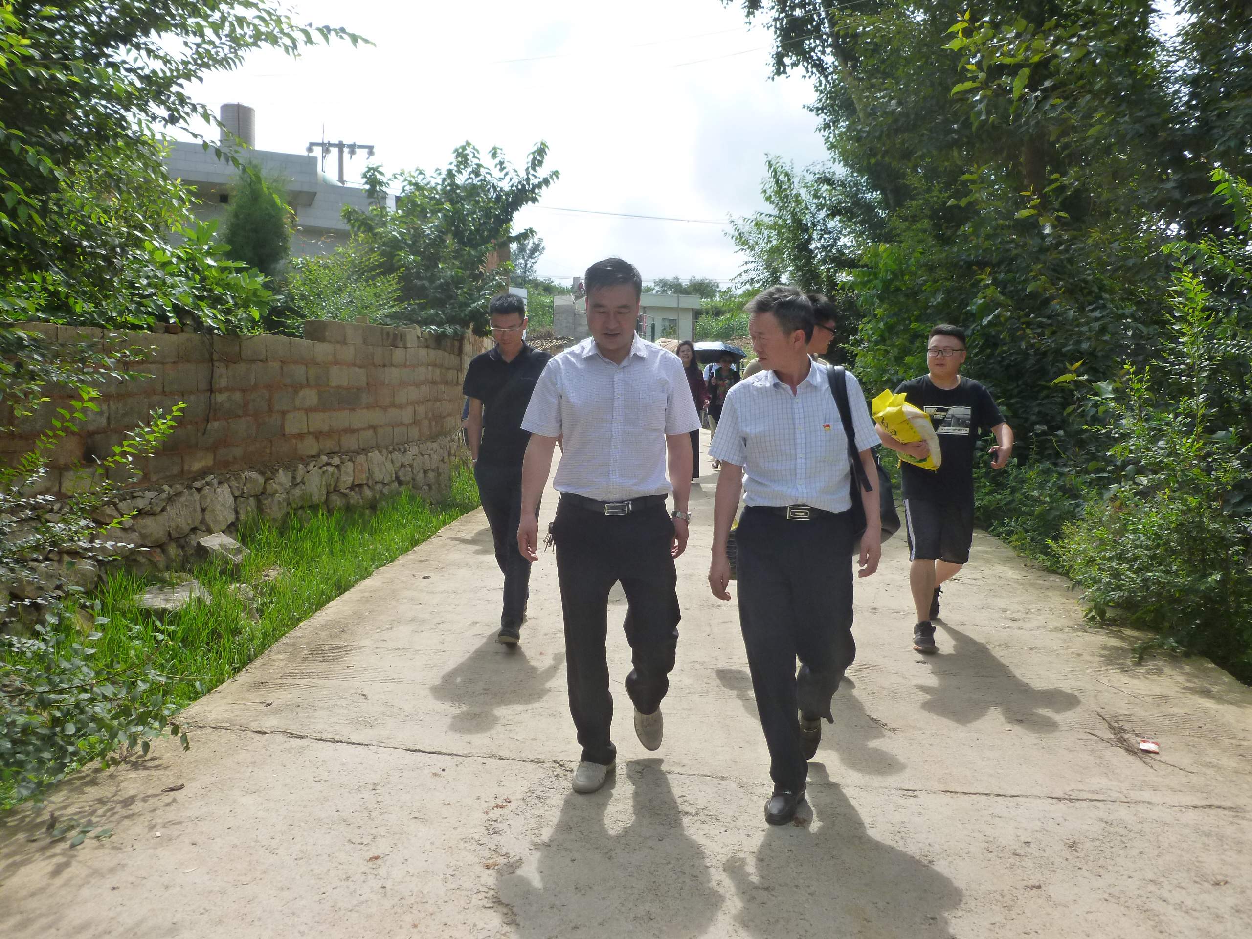 实地调研手工村基础设施建设.JPG