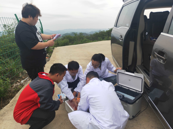 贵州省种畜禽种质测定中心前往安顺德康农牧有限公司开展种猪常温精液监督检验技术服务